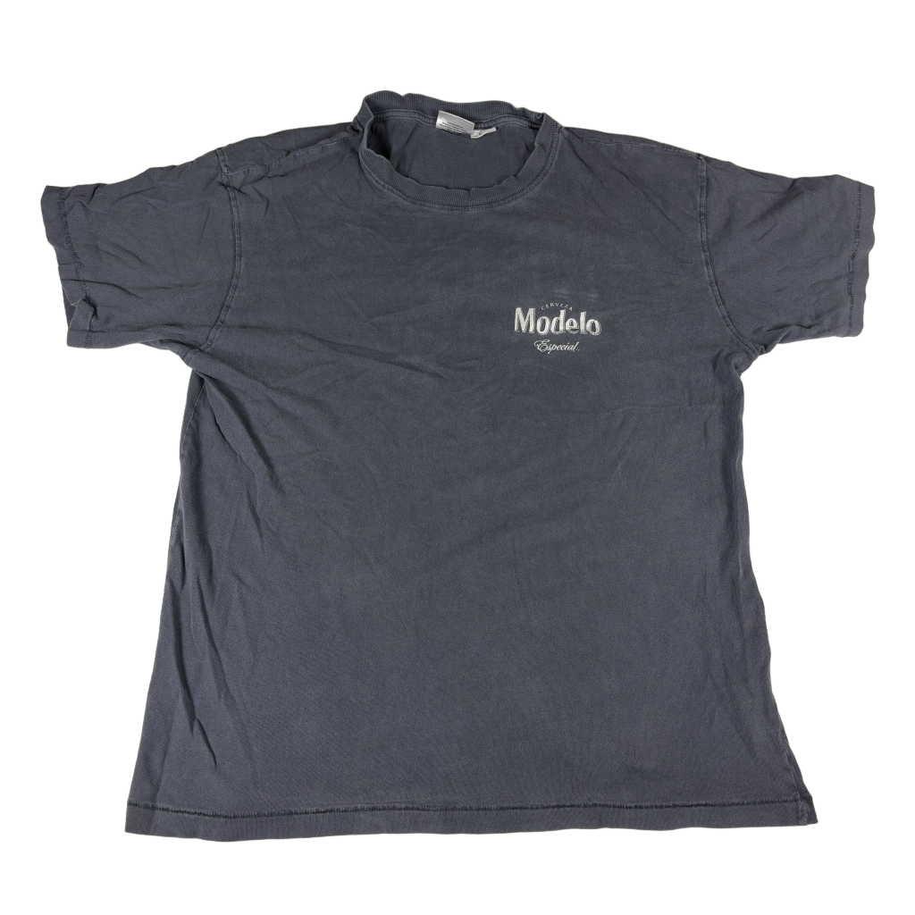 Modelo graphic tee front