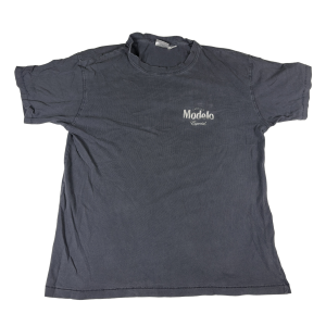Modelo graphic tee front
